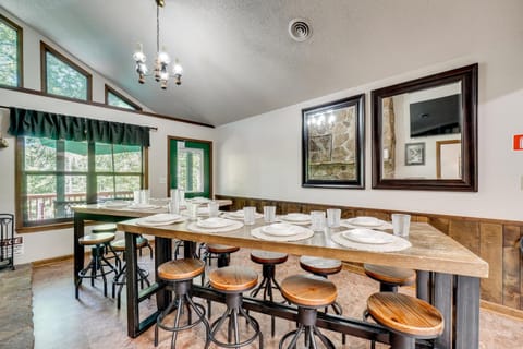 Smoky Mountain Cabin 4 Acres, 3 Mi to Gatlinburg Cabin in Cartertown