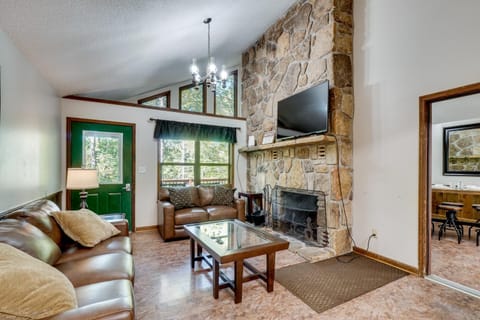 Smoky Mountain Cabin 4 Acres, 3 Mi to Gatlinburg Cabin in Cartertown