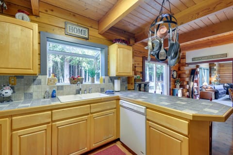 Peaceful Retreat on 10 Acres Less Than 7 Miles to La Push House in Washington