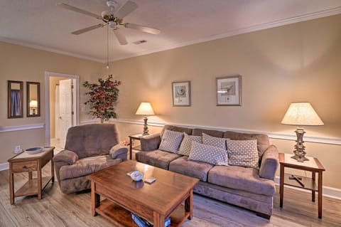 Charming Condo on Myrtlewood Golf Course with Pool! Condominio in Carolina Forest