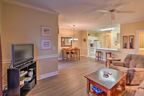 Charming Condo on Myrtlewood Golf Course with Pool! Copropriété in Carolina Forest