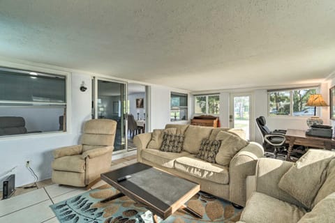 Family-Friendly Englewood Rental with Canal Views! Casa in Englewood