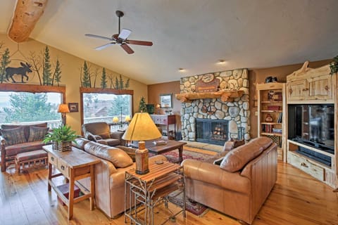 Granby House with Deck, Mtn View - 2 Mi from Skiing! Casa in Granby