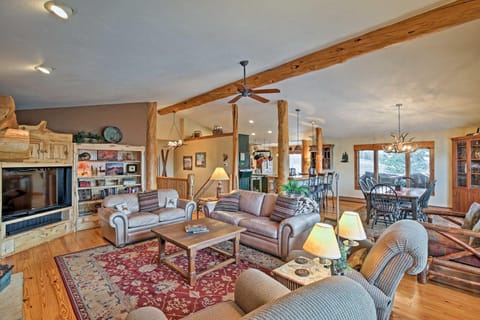 Granby House with Deck, Mtn View - 2 Mi from Skiing! Maison in Granby
