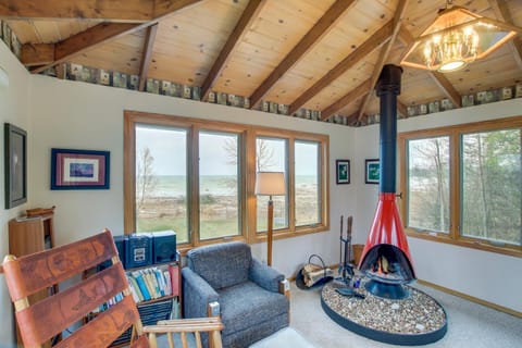 Serene Lakefront Baileys Harbor Home with Deck! Maison in Door County