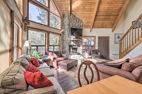 Munds Park Cabin with Fire Pit and Wraparound Porch! Casa in Munds Park