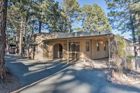 Ruidoso Lil Mountain Getaway with Golf Course View House in Ruidoso