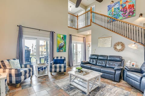 Coastal Living Water Views, Steps from the Beach House in Alvin
