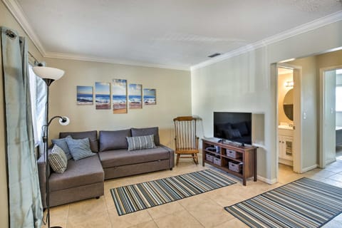 St Pete Condo with Heated Pool - Less Than 1 Mi to Beach! Condominio in Sunset Beach