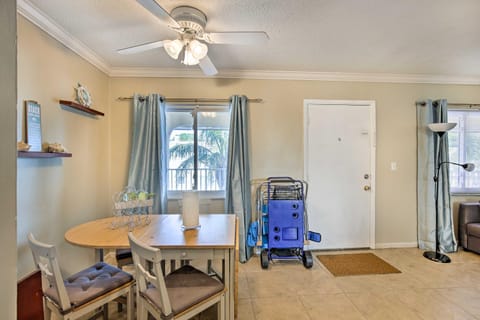 St Pete Condo with Heated Pool - Less Than 1 Mi to Beach! Condominio in Sunset Beach