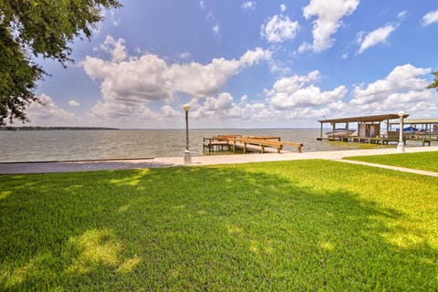 Lakefront Livingston Home with Dock, 1 Mi to Launch! Casa in Lake Livingston