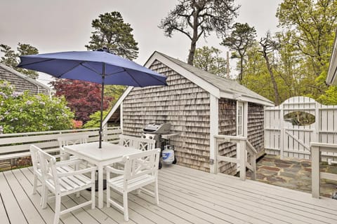 Spacious Getaway with Deck - Walk to Nantucket Sound! Maison in Harwich