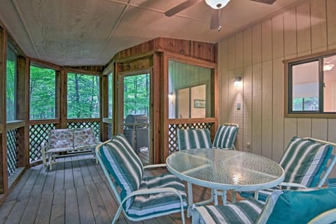 Pocono Lake Home Deck and Fire Pit, Near Skiing! Haus in Coolbaugh Township