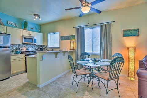 Padre Island Condo with Pool Access - Walk to Beach! Copropriété in North Padre Island