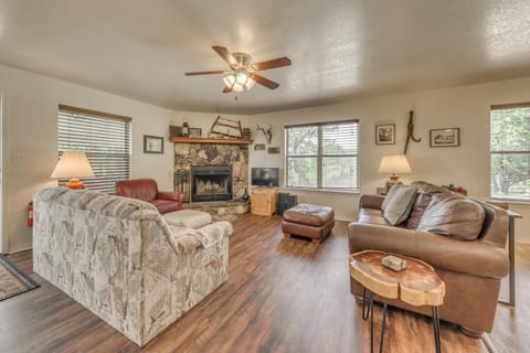 Hillside Haven with Deck Less Than 2 Miles to Dwtn Ruidoso! Maison in Ruidoso