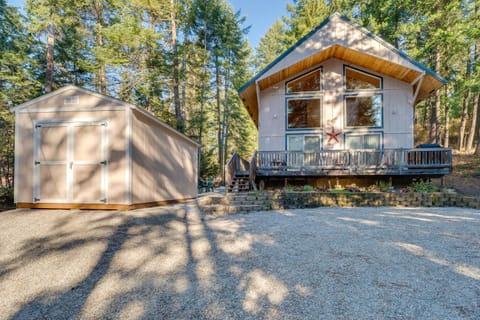 Quaint Cabin Deck and Grill in Leavenworth House in Washington