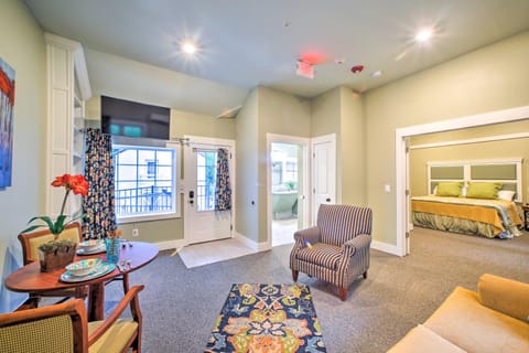 Welcoming Downtown Branson Cottage with Pool Access! Casa in Hollister