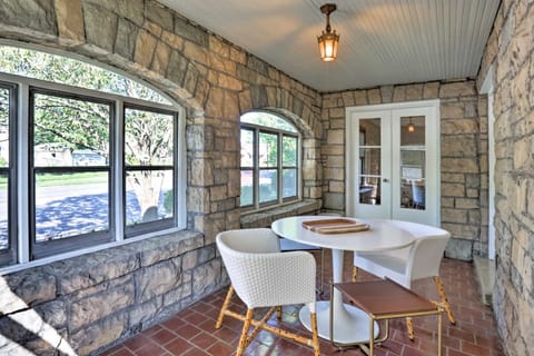 8 Mi to Kentucky Derby Charming Louisville Gem House in Jefferson County