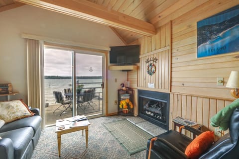 Charming Nautical Cottage on Little Traverse Lake! House in Sleeping Bear Dunes