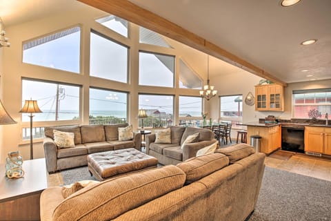 Logan Road Lookout, Lincoln City Home with Game Room House in Lincoln City