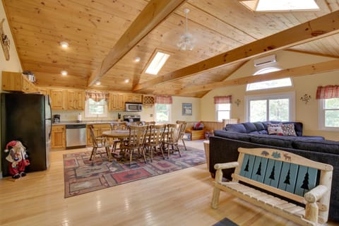 Bethel Chalet with Hot Tub 3 Miles to Sunday River! Maison in Newry