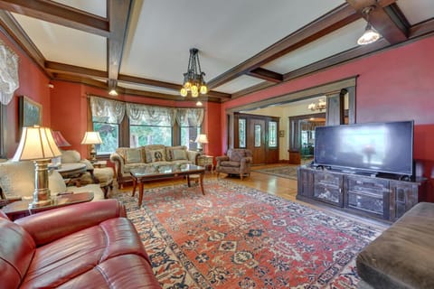 Historic Auburn House on 37 Acres with Private Lake! House in Kent