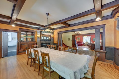 Historic Auburn House on 37 Acres with Private Lake! Casa in Kent