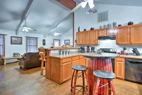 Oklahoma Cabin with Hot Tub by Broken Bow Lake! Maison in Broken Bow
