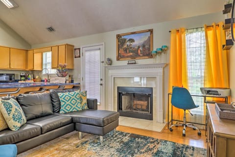 Classic Southern Family Home - 6 Mi to Atlanta! Haus in Hapeville