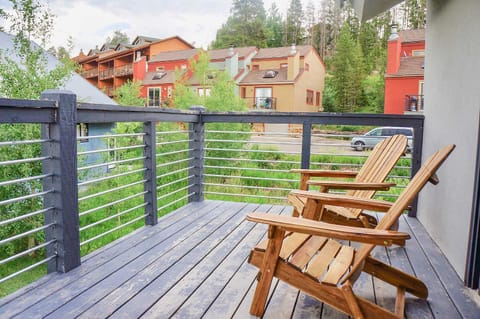 Modern Condo with Balcony and BBQ, 6 Mi to Winter Park Apartment in Fraser