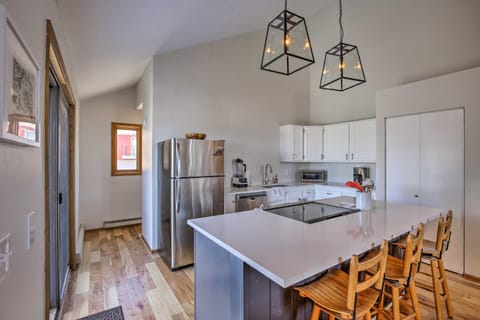 Modern Condo with Balcony and BBQ, 6 Mi to Winter Park Apartment in Fraser