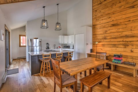 Modern Condo with Balcony and BBQ, 6 Mi to Winter Park Apartment in Fraser