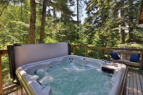 Leavenworth Cabin 3 Mi to Lake Wenatchee Hot Tub! Haus in Washington