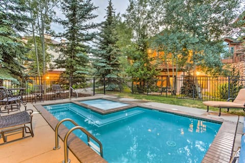 Steamboat Springs Townhome 1 Block to Ski Lifts! Haus in Steamboat Springs