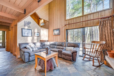 All-Season Conway Condo with Private Hot Tub! Eigentumswohnung in North Conway