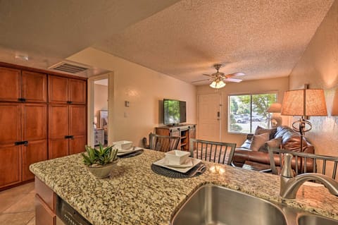South Sedona Condo with Pool Access - Walk to Shops! Eigentumswohnung in Village of Oak Creek