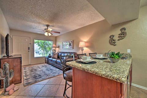 South Sedona Condo with Pool Access - Walk to Shops! Eigentumswohnung in Village of Oak Creek