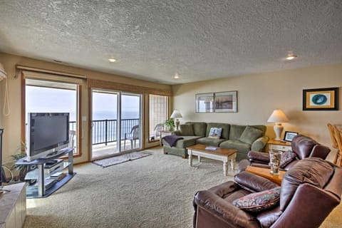 Lincoln Beach Condo with Balcony and Ocean Views! Condo in Lincoln Beach