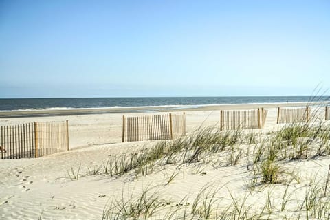 Family Beach Retreat with Balcony, Walk to Shore! Condo in South Forest Beach