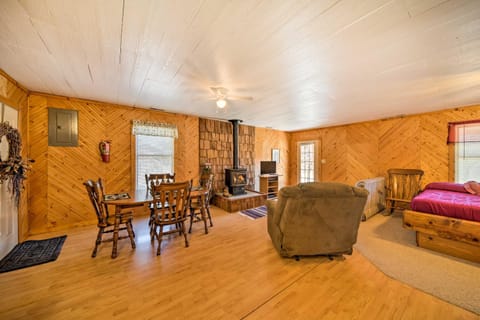 Cozy Spragueville Studio Cabin by Maquoketa River Apartamento in Iowa