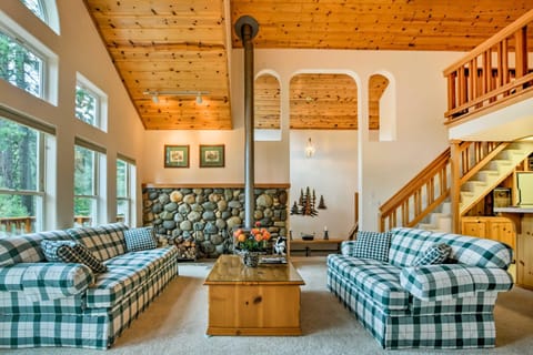 Tahoe Donner Cabin Deck, Trail Access, EV Charger House in Truckee