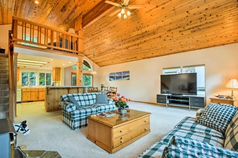 Lovely Tahoe Donner Cabin with Deck and Trail Access! Maison in Truckee