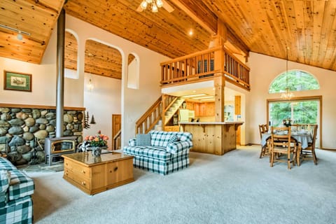 Lovely Tahoe Donner Cabin with Deck and Trail Access! Casa in Truckee