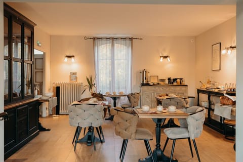 Living room, Breakfast