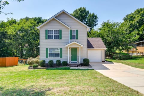 Cozy Urban Retreat with Grill, Near UNCC House in Charlotte