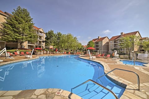 8 Mi to Silver Dollar City Branson Condo with Pool! Apartment in Branson