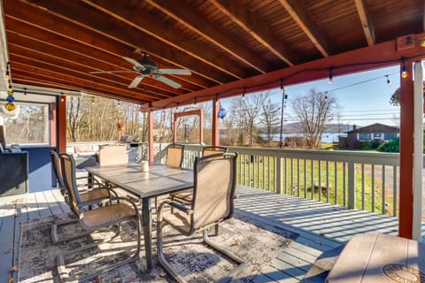 Happy Place by the Lake with Fire Pit Walk to Beach House in Coolbaugh Township