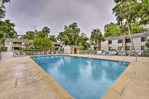 Hilton Head Condo with Pool Access about half Mi to Beach Condo in South Forest Beach