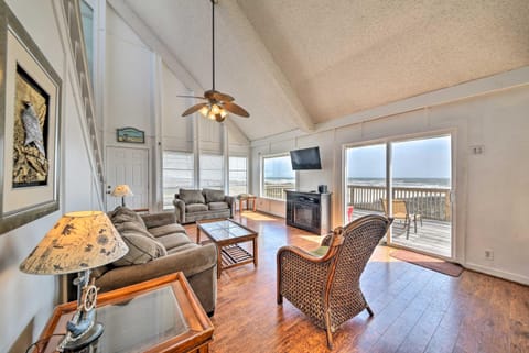 Galveston Beach House with Oceanfront Deck! House in Galveston Island