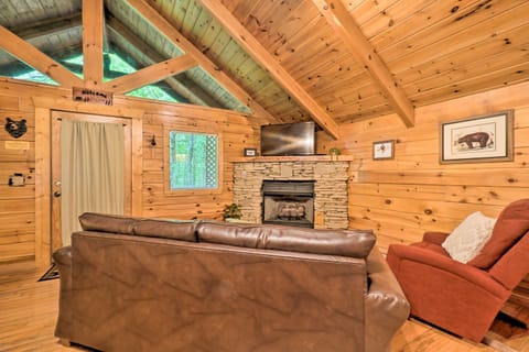 Mountain Dream Cabin with Deck, 7 Mi to Gatlinburg Casa in Gatlinburg